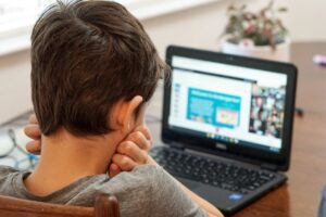 Kanak kanak menggunakan google untuk belajar stem dan teknologi