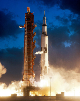 Pelancaran roket angkasa Saturn V. Gambar: Nasa